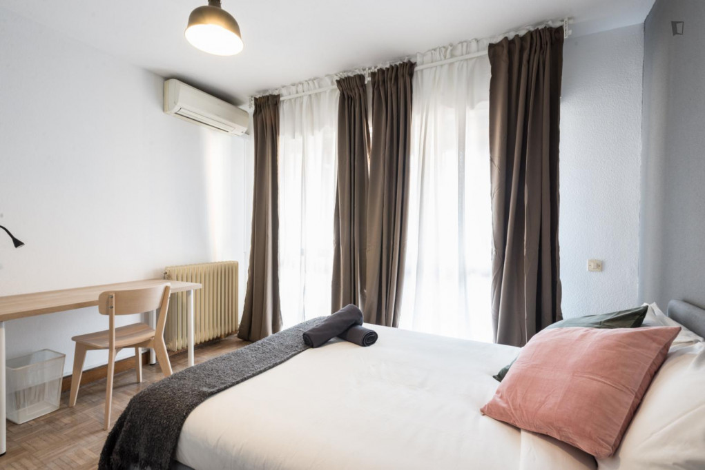 Snug double bedroom next to Menéndez Pelayo metro station - Madrid - chambre - ImmoJeune
