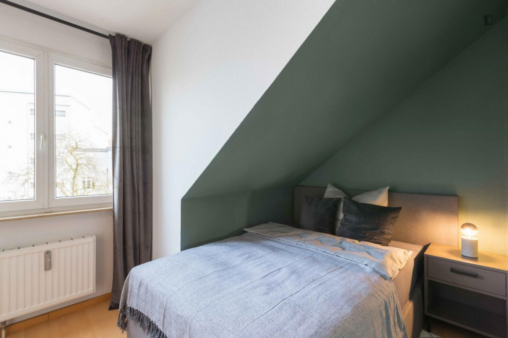 Cosy single bedroom with TV in a 3-bedroom apartment - Cologne - chambre - ImmoJeune