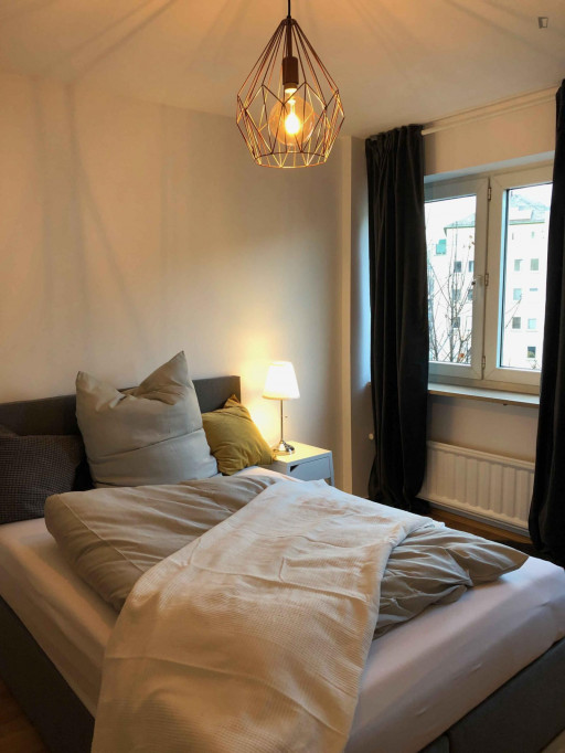 Pleasant single bedroom with TV near the central station - Frankfurt am Main - chambre - ImmoJeune