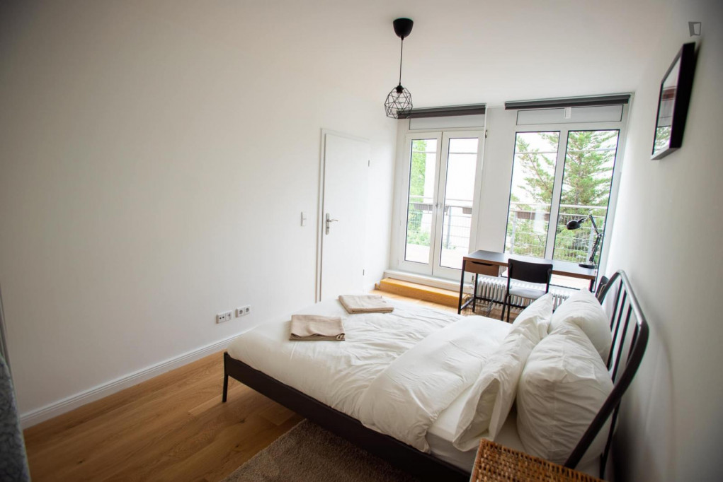 Sunny bedroom close to the U-Bahn station - Berlin - chambre - ImmoJeune