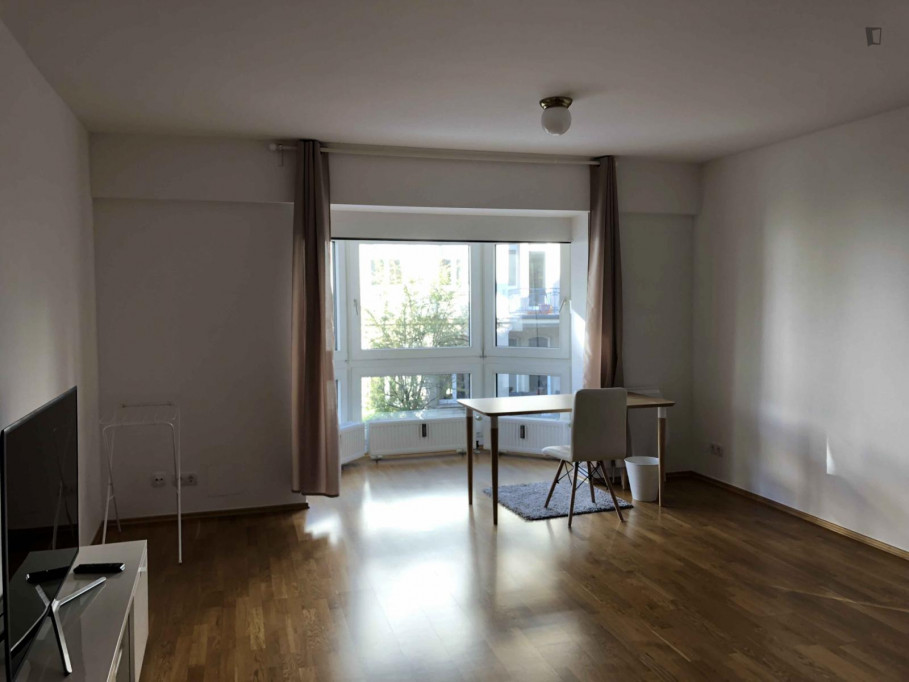 Ample single bedroom in a 5-bedroom apartment in Westend-Nord - Frankfurt am Main - chambre - ImmoJeune