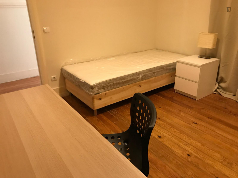 Single blind bedroom n7 in a 8-bedroom apartment - Lisbonne - chambre - ImmoJeune