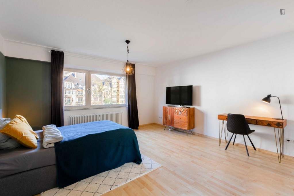 Nice double bedroom in a 5-bedroom apartment in Cologne - Cologne - chambre - ImmoJeune