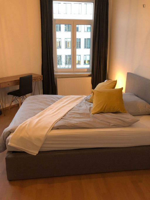 Bright single bedroom in a 3-bedroom apartment