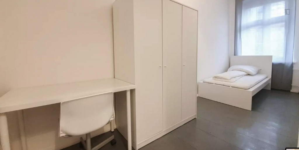 Cool single bedroom in a 4-bedroom apartment near U-Bhf. Hermannplatz metro station