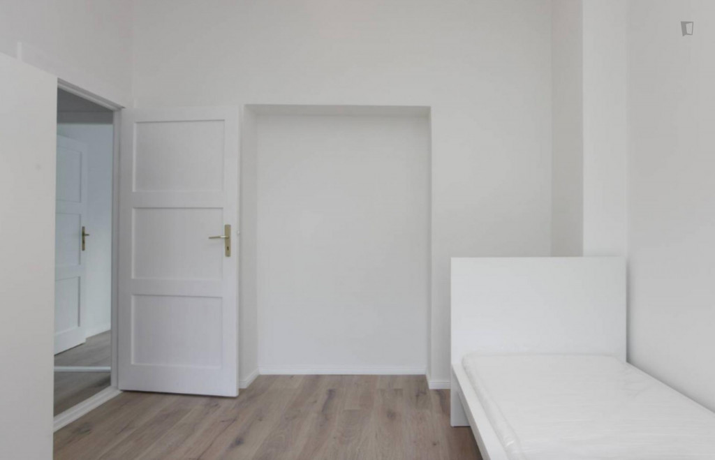 Spacious single bedroom with balcony in Britz