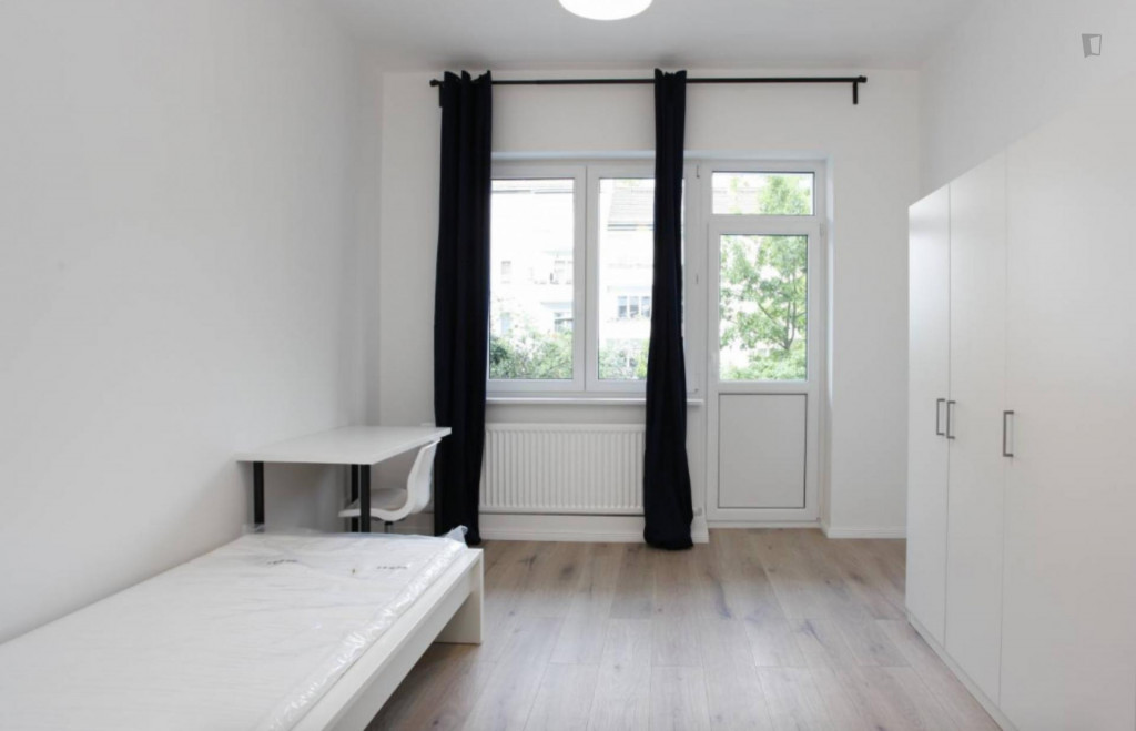 Spacious single bedroom with balcony in Britz