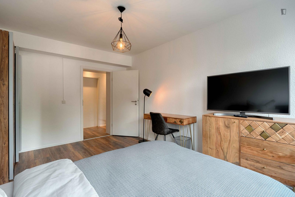 Nice double bedroom in a 6-bedroom apartment in Pantaleons-Viertel - Cologne - chambre - ImmoJeune
