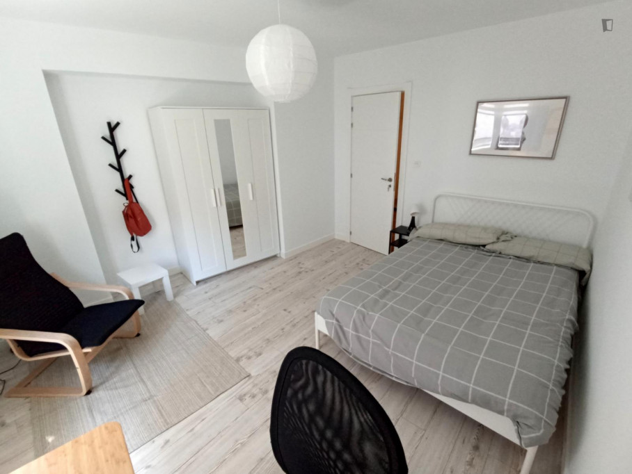 Appealing double bedroom in a student flat, in Uribarri