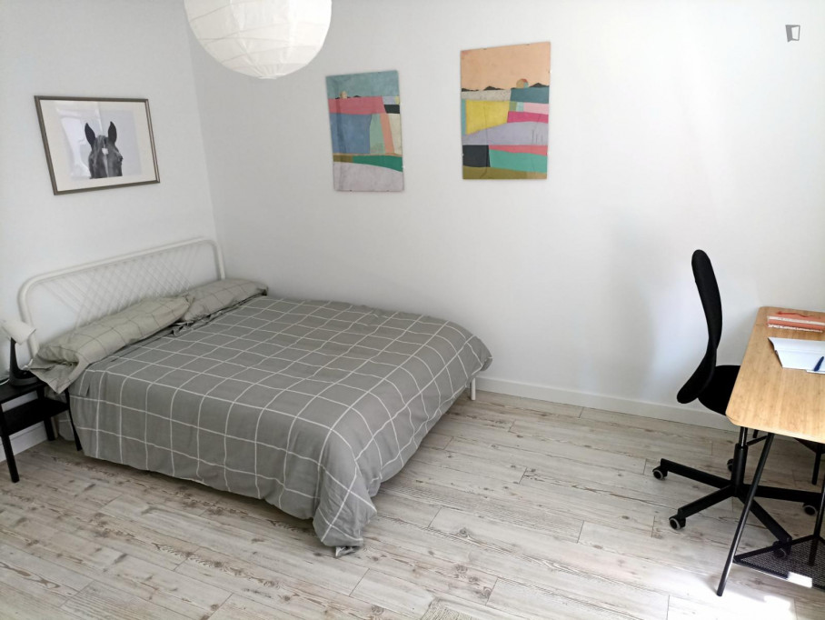 Appealing double bedroom in a student flat, in Uribarri