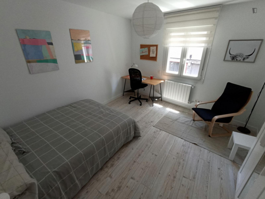 Appealing double bedroom in a student flat, in Uribarri