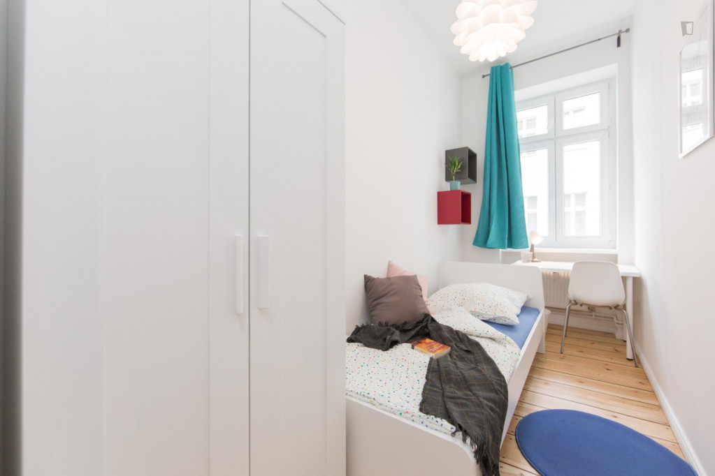 Bright single bedroom in a 4-bedroom apartment near Friedhof Adlershof park