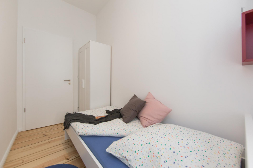 Bright single bedroom in a 4-bedroom apartment near Friedhof Adlershof park