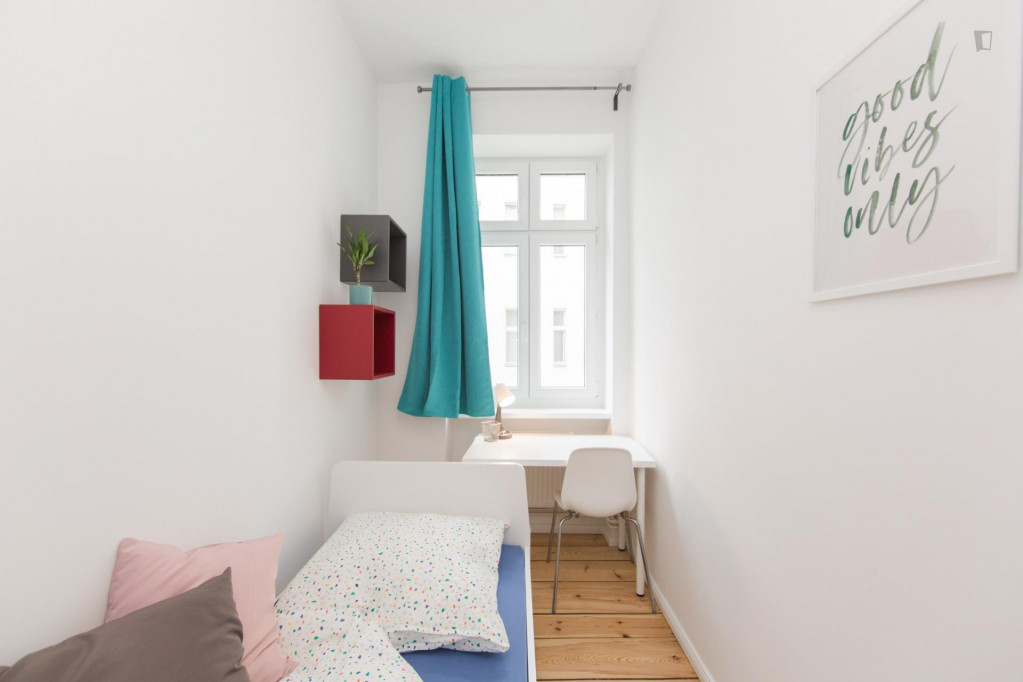 Bright single bedroom in a 4-bedroom apartment near Friedhof Adlershof park