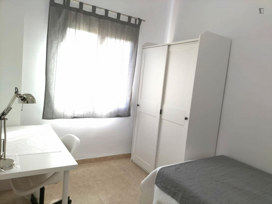 Contemporary single bedroom adjacent to Puente de las flores - Valence - chambre - ImmoJeune