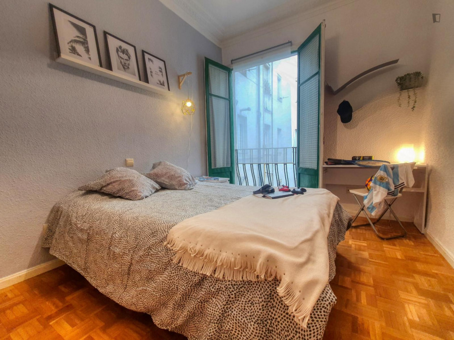 Double bedroom with balcony in a 5-bedroom apartment - Madrid - chambre - ImmoJeune