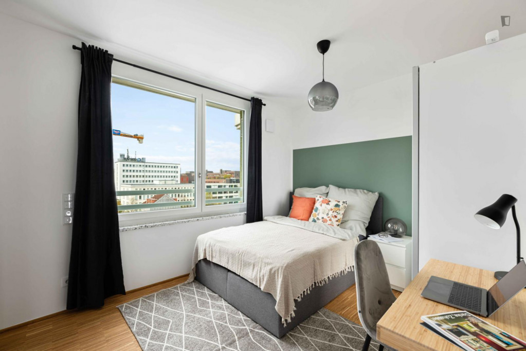 Bright double bedroom with balcony in a 4-bedroom apartment in Sendling-Westpark - Munich - chambre - ImmoJeune