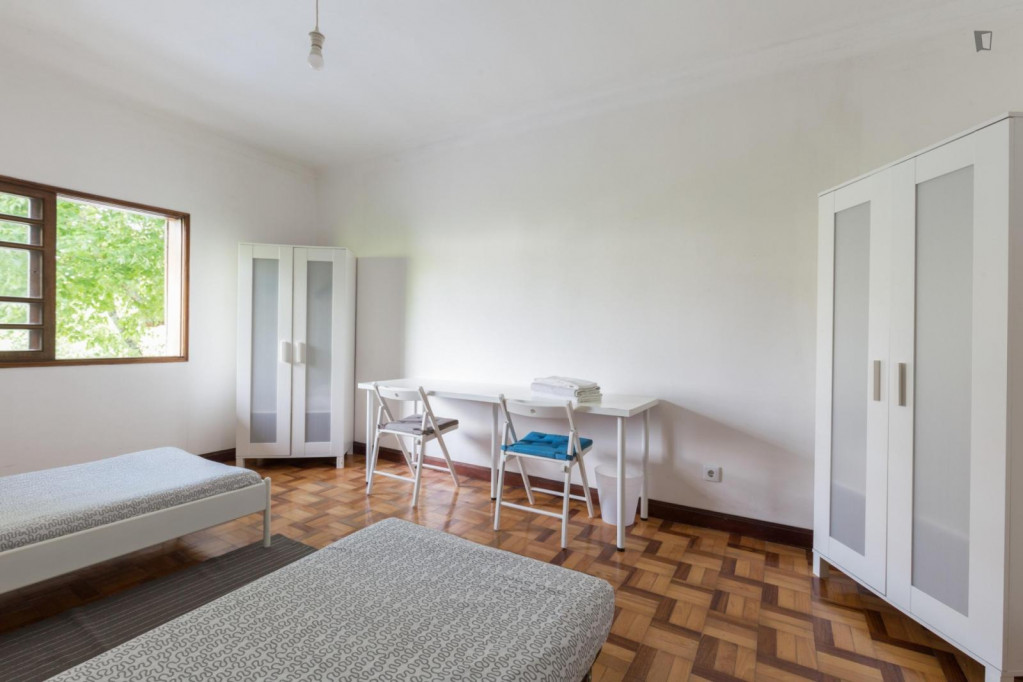 Interesting twin bedroom in Paranhos
