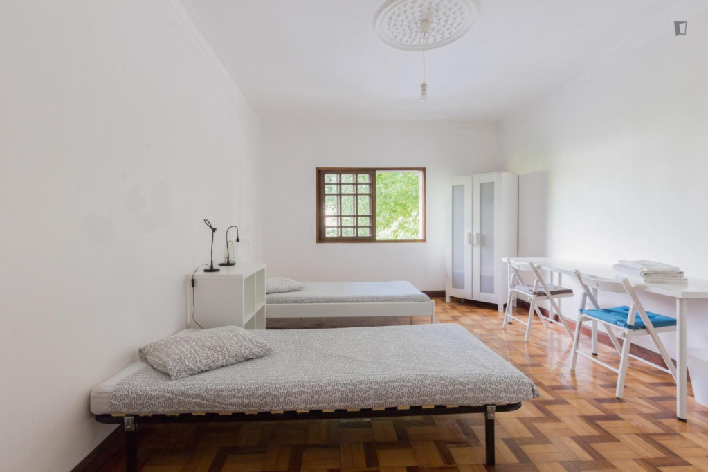 Interesting twin bedroom in Paranhos