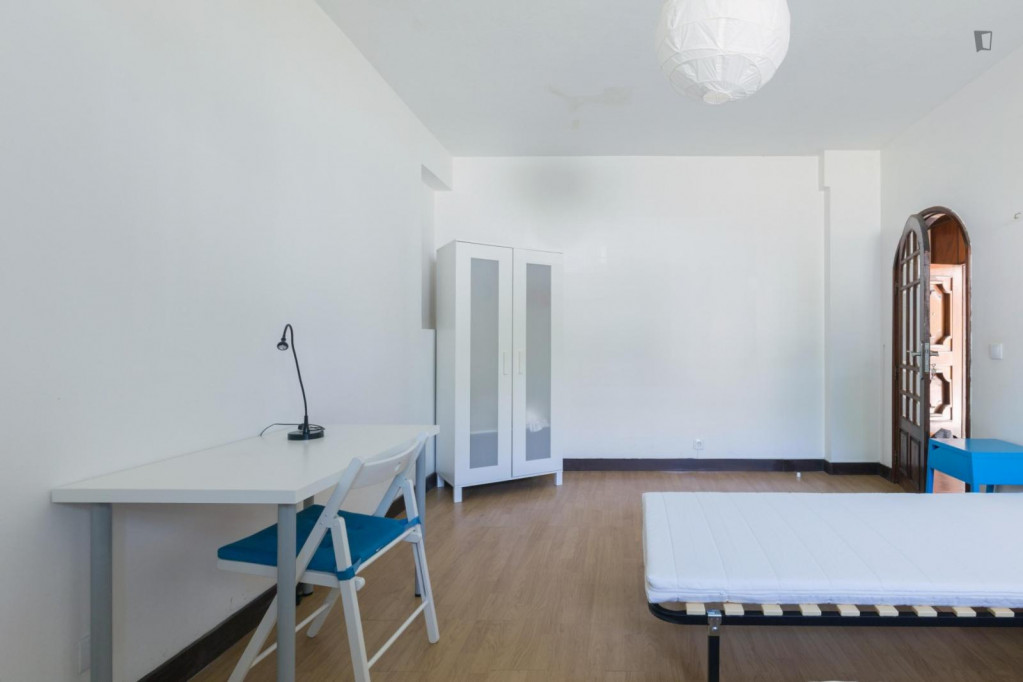 Homely twin bedroom close to Instituto Superior de Engenharia