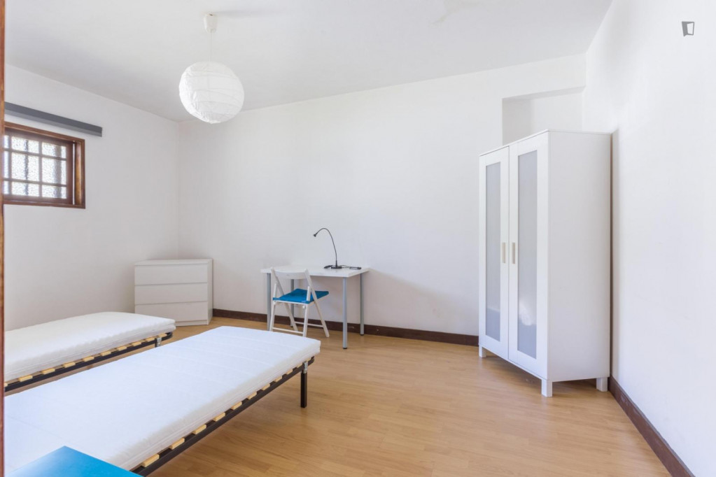 Homely twin bedroom close to Instituto Superior de Engenharia