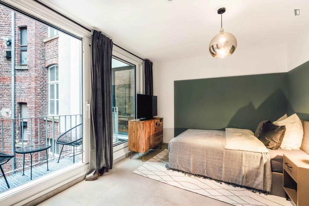 Pleasant single bedroom with balcony and TV - Cologne - chambre - ImmoJeune