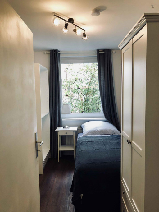 Cosy single bedroom with TV in Bornheim/Ostend - Frankfurt am Main - chambre - ImmoJeune