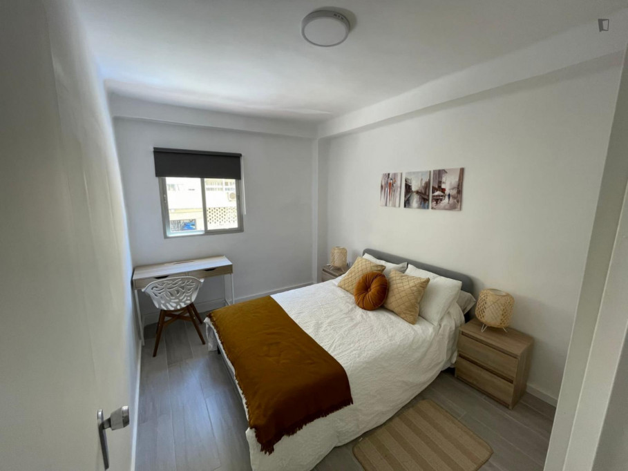 Interesting double bedroom in renovated apartment - Malaga - chambre - ImmoJeune