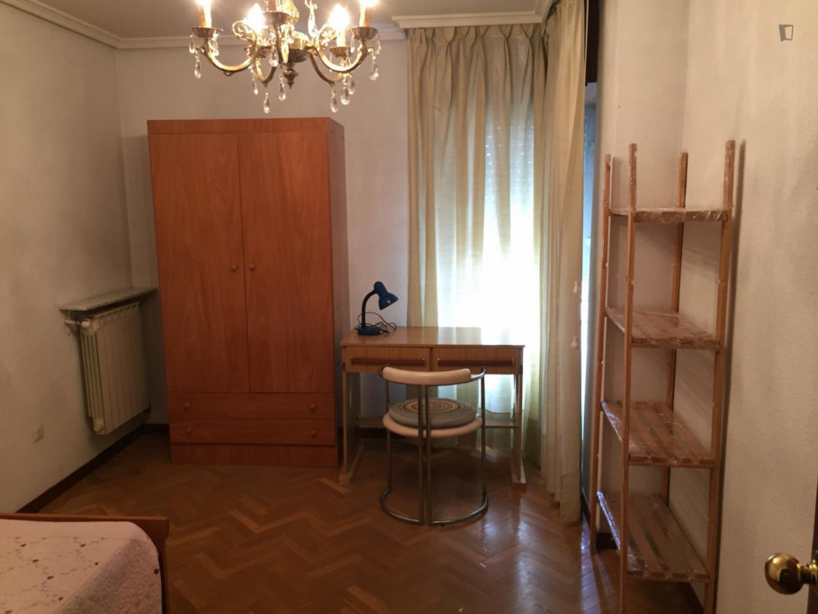 Bedroom for students near Facultad de Filosofía y Letras. Grande 12m2 - Valladolid - chambre - ImmoJeune