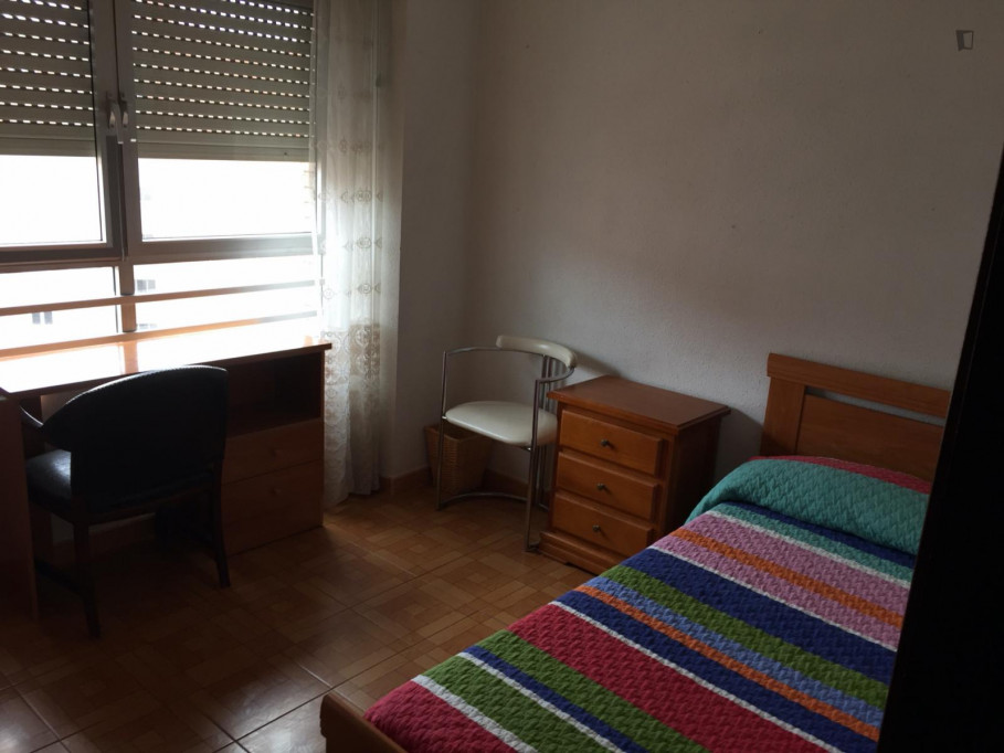 Bedroom for students in a 3-bedroom flat, near Universidad de Valladolid - Valladolid - chambre - ImmoJeune