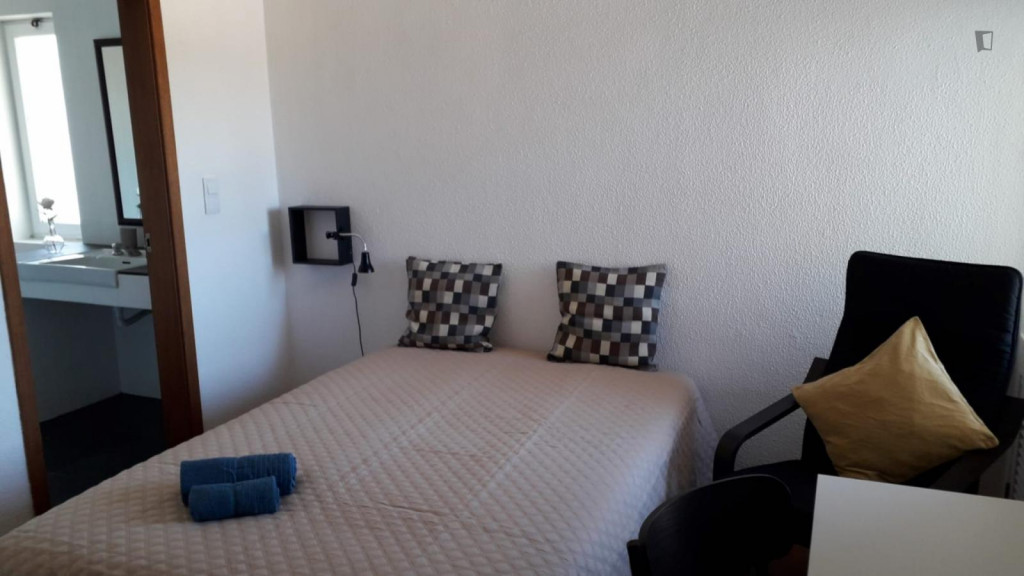 Pleasant double ensuite bedroom in Paço de Arcos - Lisbonne - chambre - ImmoJeune