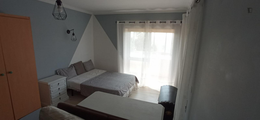 Single bedroom, with a balcony, in a 5-bedroom apartment - Coimbra - chambre - ImmoJeune