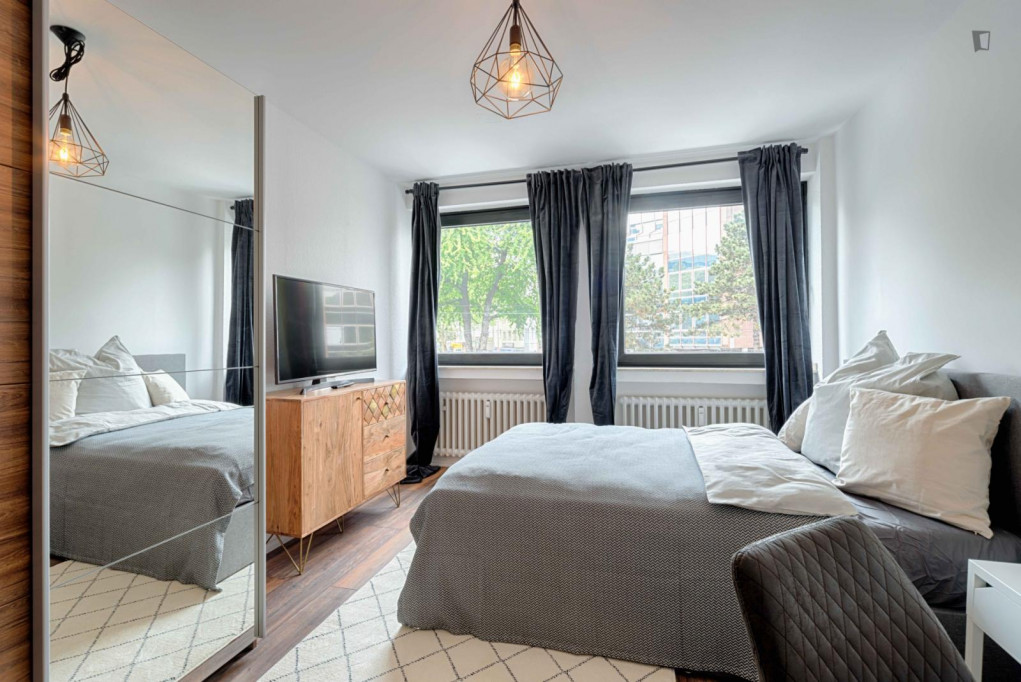 Charismatic double bedroom in a 6-bedroom apartment in Pantaleons-Viertel - Cologne - chambre - ImmoJeune