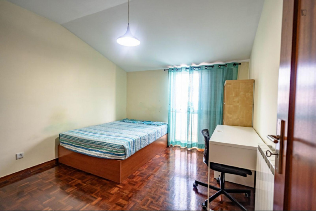 Luminous double bedroom in Penedo da Saudade - Coimbra - chambre - ImmoJeune
