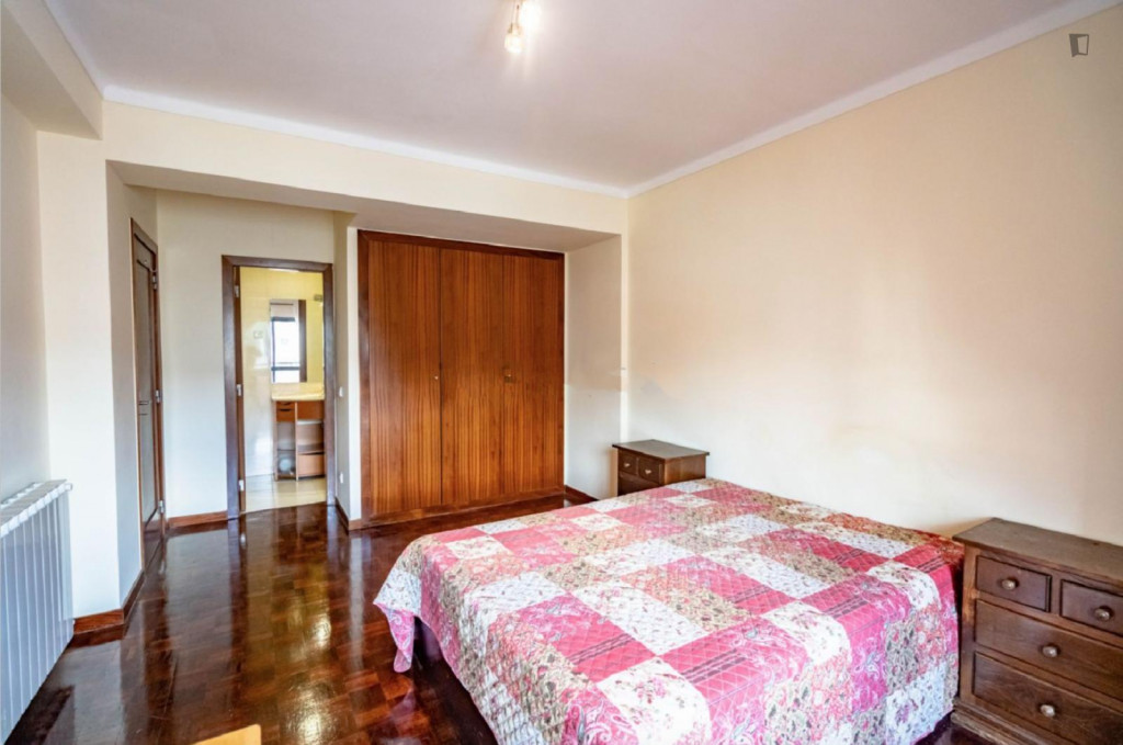 Big double ensuite bedroom in Penedo da Saudade - Coimbra - chambre - ImmoJeune