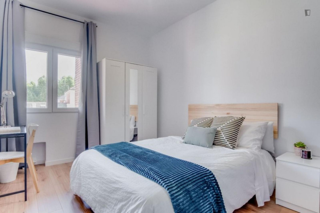 Marvellous double bedroom near the Ventura Rodríguez metro - Madrid - chambre - ImmoJeune