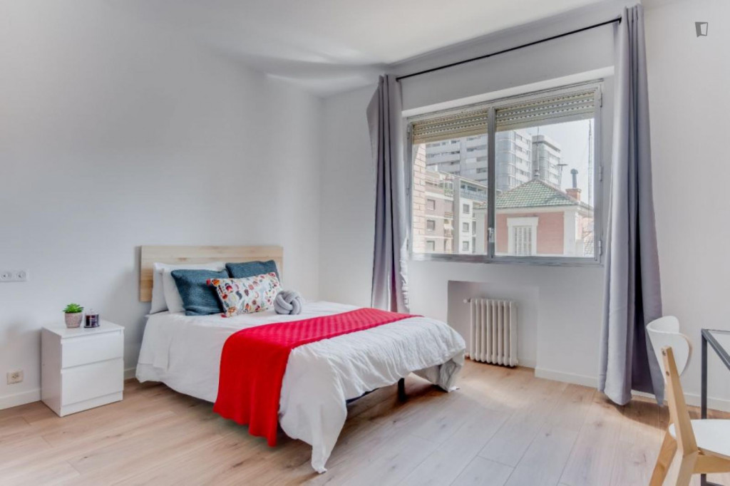 Inviting double bedroom near the Ventura Rodríguez metro - Madrid - chambre - ImmoJeune