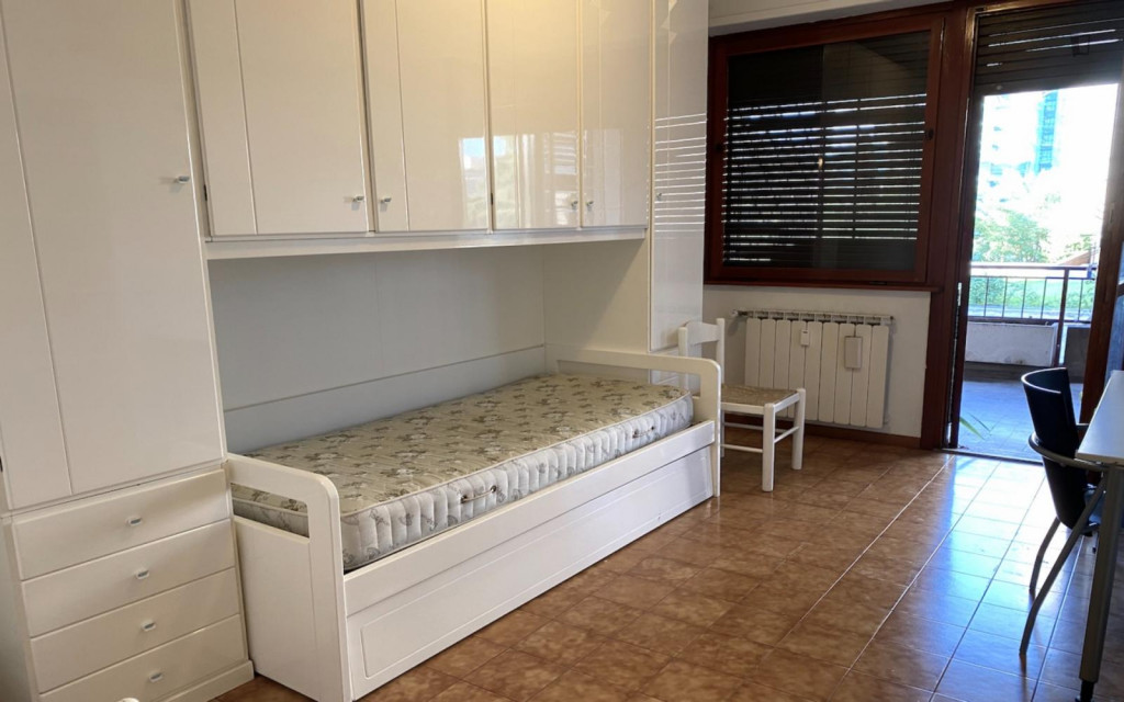 Pleasant bedroom near Valle Dell'Aniene - Rome - chambre - ImmoJeune