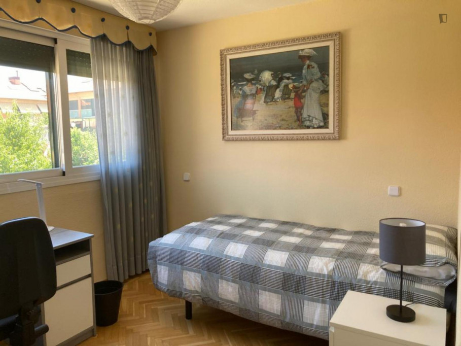 Single bedroom, with balcony, in 4-bedroom apartment - Madrid - chambre - ImmoJeune