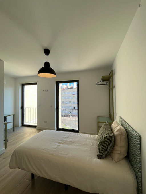 Amazing bedroom with balcony and a private bathroom in Benfica - Lisbonne - chambre - ImmoJeune
