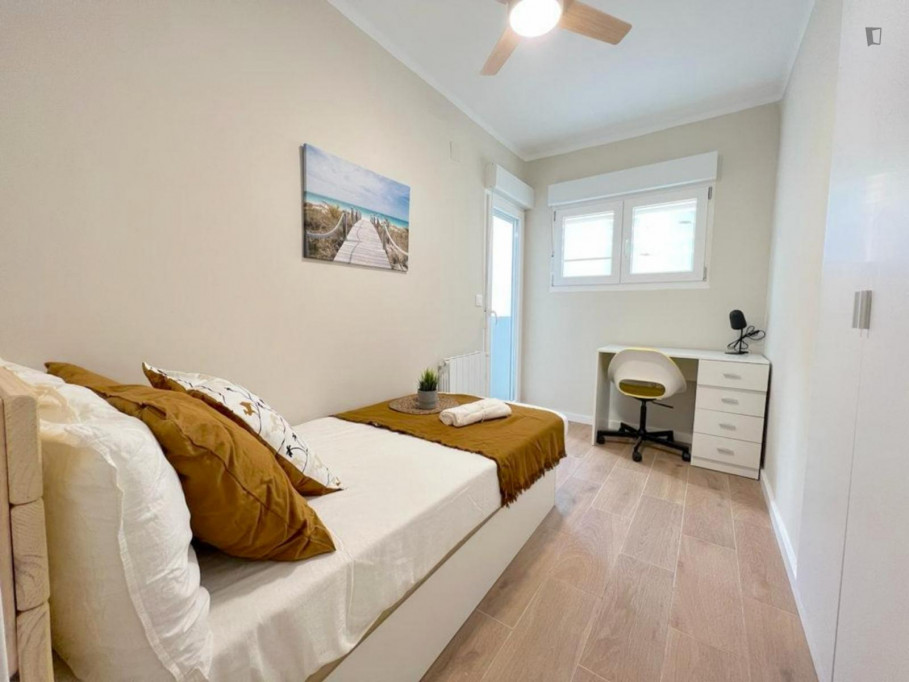 Snug single bedroom with balcony, in a 5-Bedroom apartment close to Machado metro station - Valence - chambre - ImmoJeune