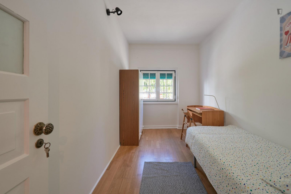 Neat single bedroom in a 5-bedroom flat, near Instituto Superior de Agronomia - Lisbonne - chambre - ImmoJeune