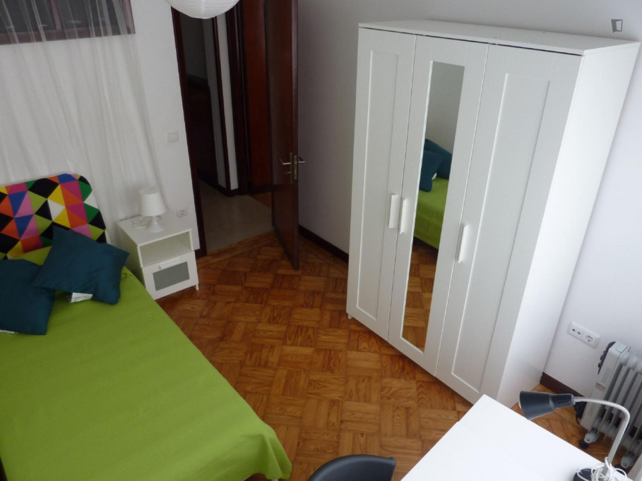 Nice single bedroom close to Faria Guimarães metro station and city center - Porto - chambre - ImmoJeune