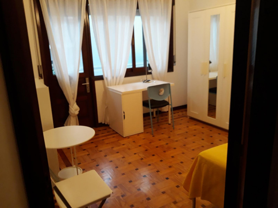 Charming single bedroom near Faria Guimarães metro station and city center - Porto - chambre - ImmoJeune