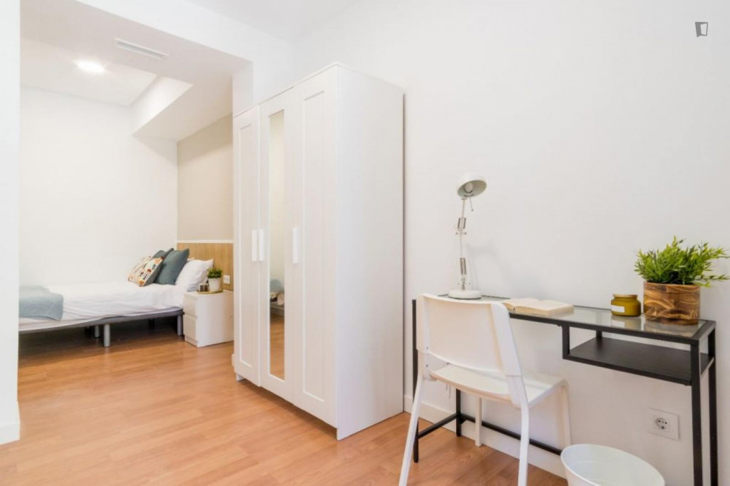 Large single bedroom with a balcony, in Fuente del Berro - Madrid - chambre - ImmoJeune