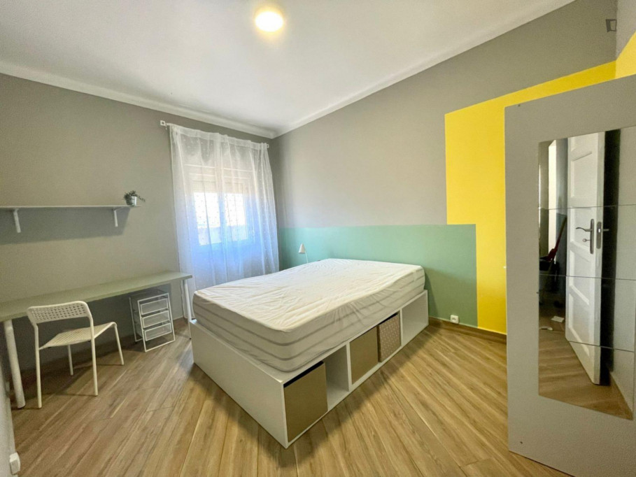 Comfortable double bedroom in a 4-bedroom apartment near Instituto Politécnico de Santarém - Santarem - chambre - ImmoJeune