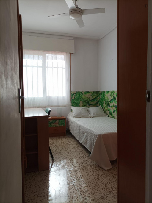 Snug single bedroom near the San Bernardo train station - Séville - chambre - ImmoJeune