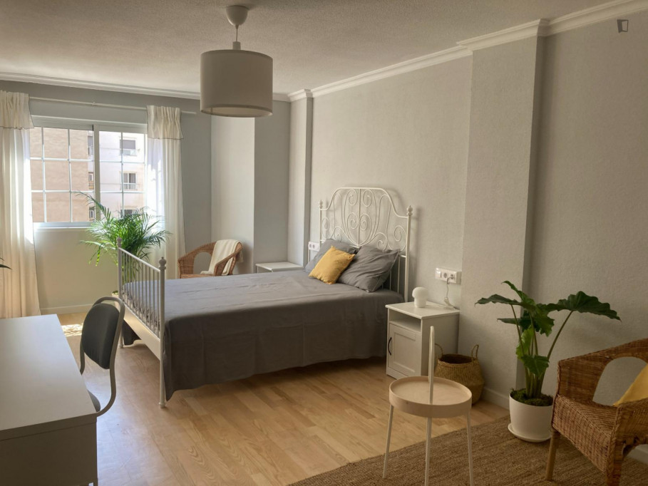 Elegant bedroom with double bed in the centre of Alicante - Alicante - chambre - ImmoJeune