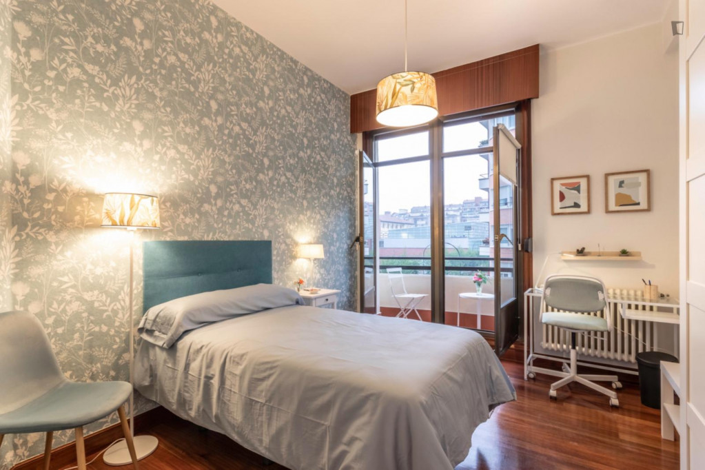 Welcoming single bedroom with a balcony, in Indautxu - Bilbao - chambre - ImmoJeune