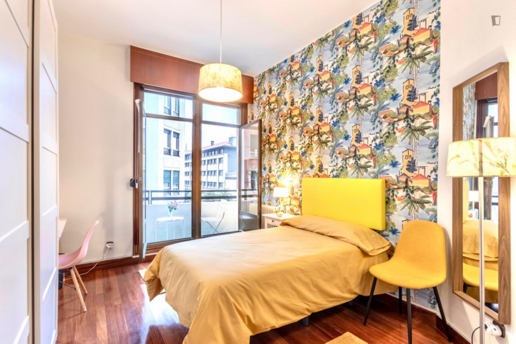 Colourful single bedroom with a balcony, in Indautxu - Bilbao - chambre - ImmoJeune